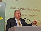 General Zinni hielt einen Vortrag vor Teilnehmern des 21. Generalstabslehrgangs.