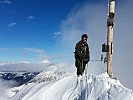 Hochgebirgsspezialist Hauptmann Thomas Fröhle auf einem Gipfel.