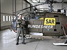 Hauptmann Florian Urf vor einem "Alouette"-Rettungshubschrauber.