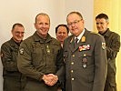 Brigadier Heinz Hufler, r., gratuliert Obermilitärkurat Weyringer zur Beförderung.