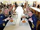 Dem schwedischen Damenteam schmeckt das Essen.