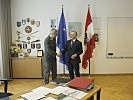 Oberst Nestler mit dem Vertreter der französischen Direktion für Sicherheits- und Verteidigungskooperation, Henri Léval.