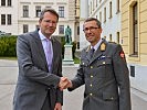 Generalleutnant Csitkovits begrüßt Generalsekretär Baumann.