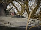 Wachtmeister Michelle Nowak lenkte bei der Übung den 25 Tonnen schweren Rechenstellenpanzer des Bataillonskommandanten.