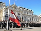 Flaggenparade vor dem Schloss Belvedere am Beginn des Festaktes.