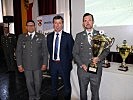 Peter Krauss von der Helvetia-Versicherung übergab den Pokal an die siegreiche Patrouillenlauf-Mannschaft des Jägerbataillons 17.