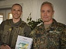 Auszeichnung: Oberstleutnant Marc Paare von der deutschen Bundeswehr verlieh Oberst Sandtner die Ehrennadel des Gebirgsaufklärungsbataillons 230.
