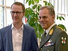 Landesrat Christian Gantner und Militärkommandant Brigadier Ernst Konzett im Gespräch.