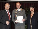 Oberst Michael Rauscher nahm mit Freude den Ehrenpreis von Renate Brauner und Harry Kopietz entgegen.