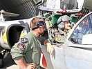 Die Techniker unterstützen die Piloten bei den Flugvorbereitungen.