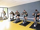 Fitnesstraining für Grundwehrdiener auf neuen Geräten.