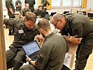 Offiziere des Generalstabskurses bei der Bearbeitung von aktuellen Cyber-Bedrohungen.