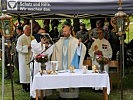 Obermilitärkurat Weyringer bei der Heiligen Messe und...