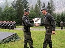Oberst Wolfgang Weichselberger erhält ein Abschiedsgeschenk der Gebirgstruppe überreicht.