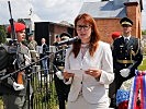 Die slowenische Verteidigungsministerin würdigt einen verdienten Offizier.