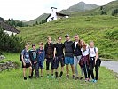 Eine Wandergruppe mit den Betreuern nach einer Bergtour.