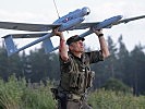 Ein Soldat startet eine "Tracker"-Drohne des Bundesheeres.