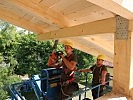 Markus Retter ist als ausgebildeter Zimmermann für die Feinarbeiten am Dachstuhl zuständig.