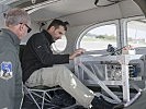 Michael Lichtenstern mit dem Messgerät im Flugzeug.