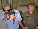 Minister Kunasek testet die moderne Indoor-Schießanlage in der Walgau-Kaserne.