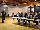 Der Militärkommandant von Tirol, Generalmajor Herbert Bauer, präsentiert Verteidigungsminister Mario Kunasek die aktuelle Auftragslage des Militärkommandos Tirol.