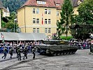 Die Berufssoldaten aus der Walgau-Kaserne demonstrieren die Zusammenarbeit mit Panzern.