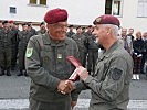 Brigadier Gitschthaler, r., gratuliert Oberst Hardt-Stremayr zu dieser besonderen Auszeichnung.