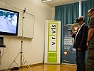 Teilnehmer der Informationsveranstaltung mit einer VR-Brille.