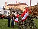 Mitglieder der Freiwilligen Feuerwehr und der Landjugend St. Paul im Lavanttal sowie Soldaten trugen die Bundesdienstflagge zur Mitte des Festplatzes.