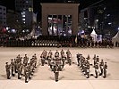Die Militärmusik Tirol spielt am Eduard Wallnöfer-Platz am Vorabend des Nationalfeiertages den "Großen Österreichischen Zapfenstreich".