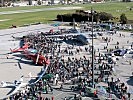 30.000 Besucher besuchten das Flugfeld am Innsbrucker Flughafen und besichtigten die Fluggeräte.