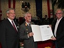 Landeshauptmann Kaiser und Militärkommandant Gitschthaler überreichten Andreas Klump von der SIVOR GmbH das Miliz-Gütesiegel.