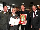 Obersleutnant Ralf Gigacher, Brigadier Walter Gitschthaler und Peter Kaiser gratulierten Rudolf Altersberger zum "Wehrpolitischen Kärntner 2018".