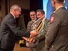 Verteidigungsminister Mario Kunasek gratuliert Vizeleutnant Richard Prenter zur Auszeichnung als "Soldat des Jahres".