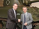 V.l.: Generalsekretär Baumann und Museumsdirektor Ortner vor dem "Sherman"-Panzer.