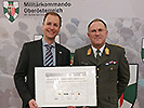 Generalmajor Kurt Raffetseder tauscht mit Magne Setnes, Vorstandsvorsitzender der Brauunion Österreich, die Netzwerkurkunde.