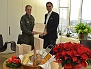 Landeshauptmann Markus Wallner überreicht die Geschenke an Militärkommandant Brigadier Ernst Konzett.