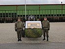 Die Soldaten und der neue Bataillonskommandant überreichten dem bisherigen Oberst Günther Gann (re.) zum Andenken eine Erinnerungsbild mit den Meilensteinen seiner 7jährigen Kommandantenfunktion beim Pionierbataillon 2