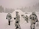 Überleben in behelfsmäßigen Schneeunterkünften fordert die deutschen Soldaten.