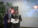 An den Leiter des Militärischen Immobilienzentrums, Amtsdirektor Manfred Kubala, wurde der "Commander's Coin" verliehen.