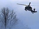 Mit Hilfe von Hubschraubern wurden mittels "Downwash" Bäume vom Schnee befreit.