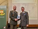 Der Kommandant der Akademie, Generalleutnant Erich Csitkovits, mit dem Autor.