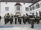 Die Militärmusik OÖ vor der Burg Wels.