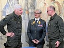Gespräch zwischen dem Generalstabschef Robert Brieger, Brigadier Sylvia Sperandio und Generalleutnant Norbert Gehart, r.