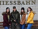 Die Schülerinnen zusammen mit Gefreiter Jenny S. von der Jägerkompanie des Gebrigskoamzentrums aus Saalfelden.