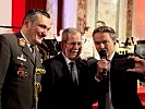 Ein Selfie: Bundespräsident Alexander Van der Bellen mit Alfons Haider und Oberst Stefan Kirchebner.