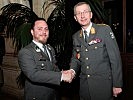Der Wiener Militärkommandant, Brigadier Kurt Wagner, gratuliert dem ausgezeichneten Unteroffizier.