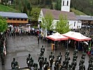 Der Festakt findet bei strömendem Regen am Dorfplatz von Bizau statt.