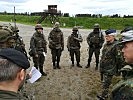 Soldaten der deutschen Bundeswehr im Gespräch mit ihren österreichischen Kameraden.