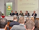 Das Podium, v.l.: Mario Holzner, Wolfgang Petritsch, Brigadier Walter Feichtinger, Daniel S. Hamilton, Pedrag Jurekovic.